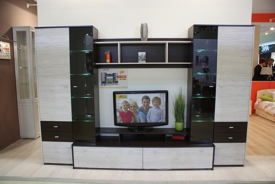 Так выглядит моя "магия" в магазине, только стёкла в моей "коньяк" и у меня не будет телевизора, вместо него хочу фальш-аквариум, если не найду, то куплю большую фоторамку, что-бы гости смотрели не телевизор а на крайний случай интересные моменты моей жизни