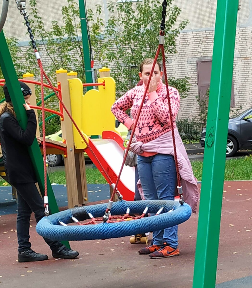 Прошла детскую площадку и встретилась мне девочка, похожая на меня в возрасте 12-13 лет. Так и хочется сказать ей: лишний вес сам не уйдёт! Худей уже сейчас!