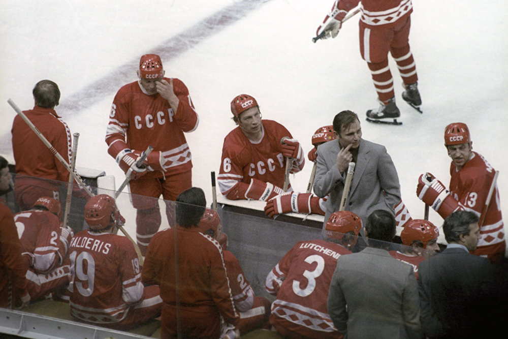 Сборная ссср по хоккею с шайбой. Сборная СССР хоккей 1979. Чемпионат мира по хоккею 1979 сборная СССР. Тренер победной хоккейной сборной СССР. Чемпионат мира хоккей СССР.