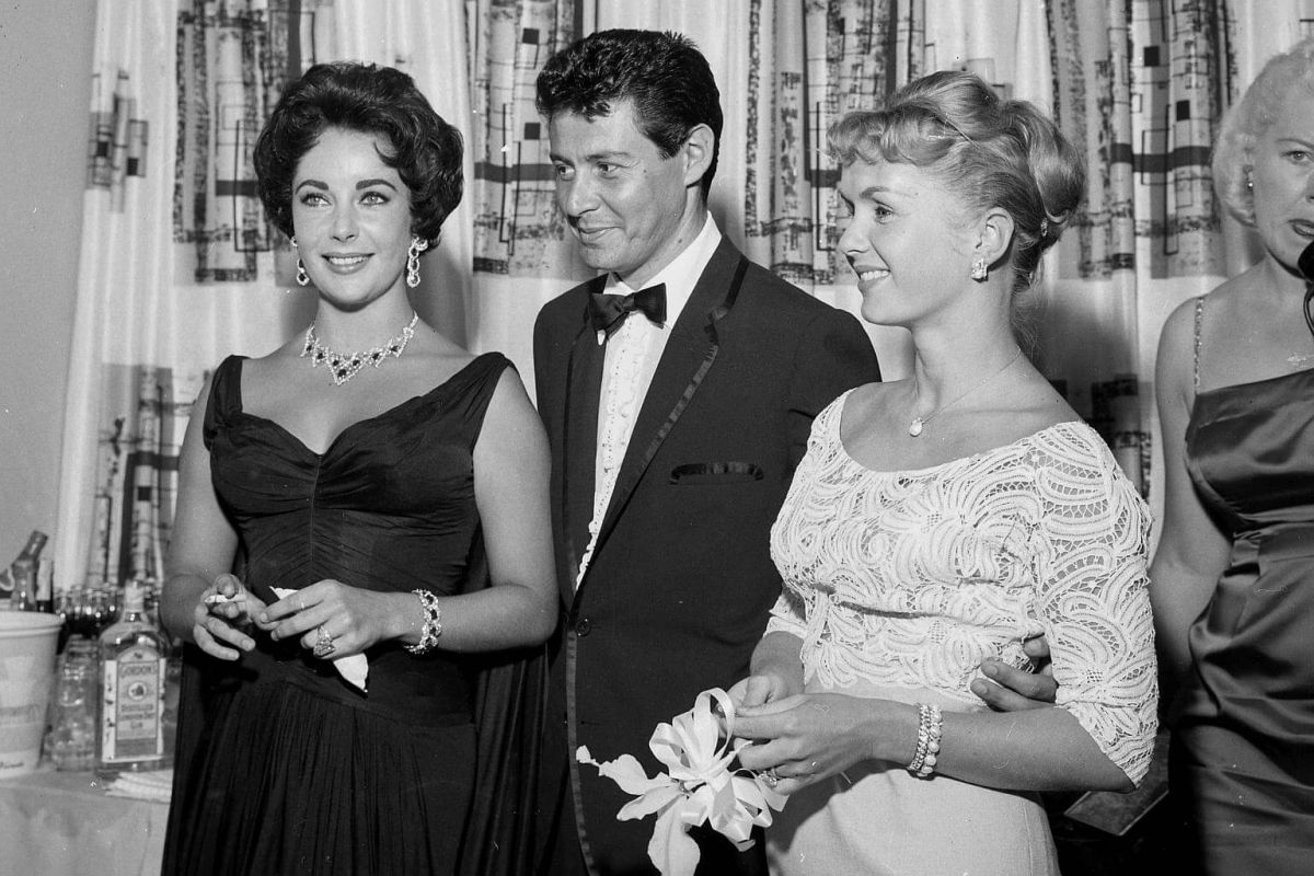 Эдди Фишер с Элизабет Тейлор (слева) и Дэбби Рейнольдс (справа)