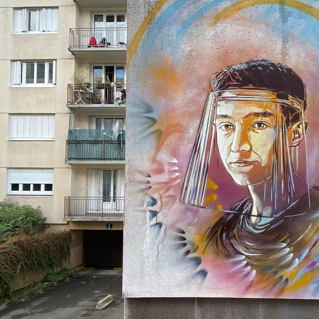 Некоторые молодые люди являются носителями надежды и векторами большой солидарности. Вот Ромео, который во время изоляции сделал сотни и сотни пластиковых козырьков для больниц и сообществ.