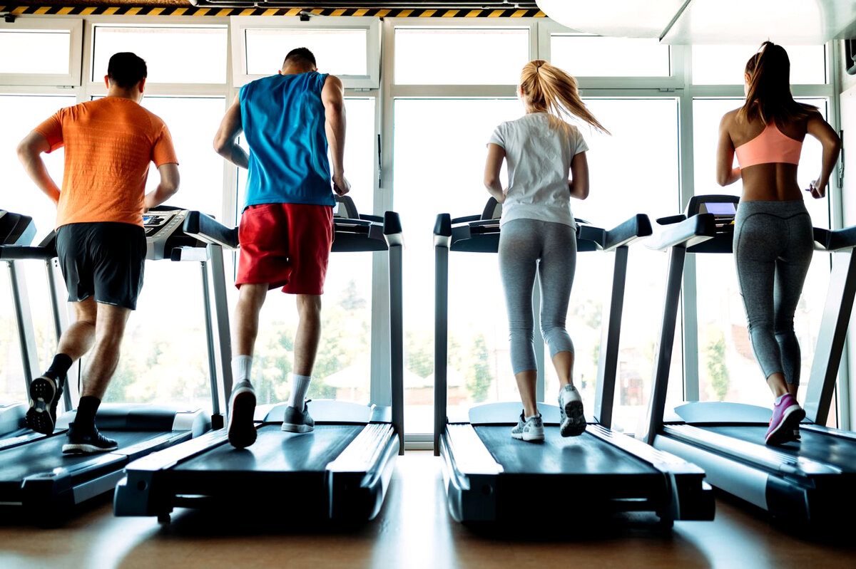 Беговая система. Беговая дорожка Treadmill. Беговая дорожка в фитнес зале. Тренажеры в зале. Тренажерный зал Беговая дорожка.