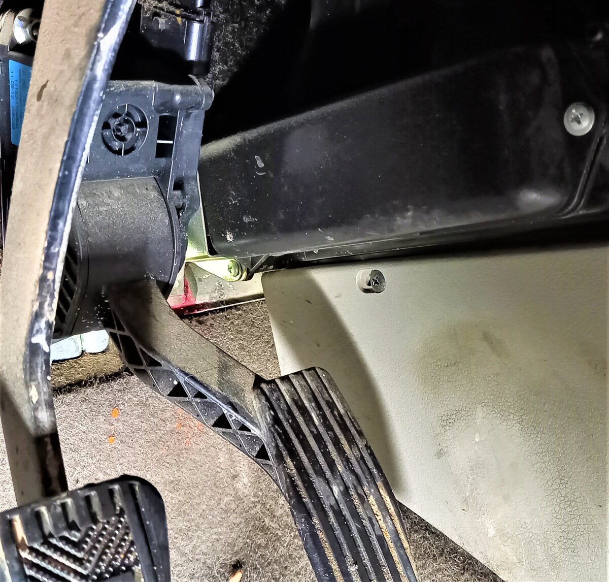 следы тосола под радиатором отопителя