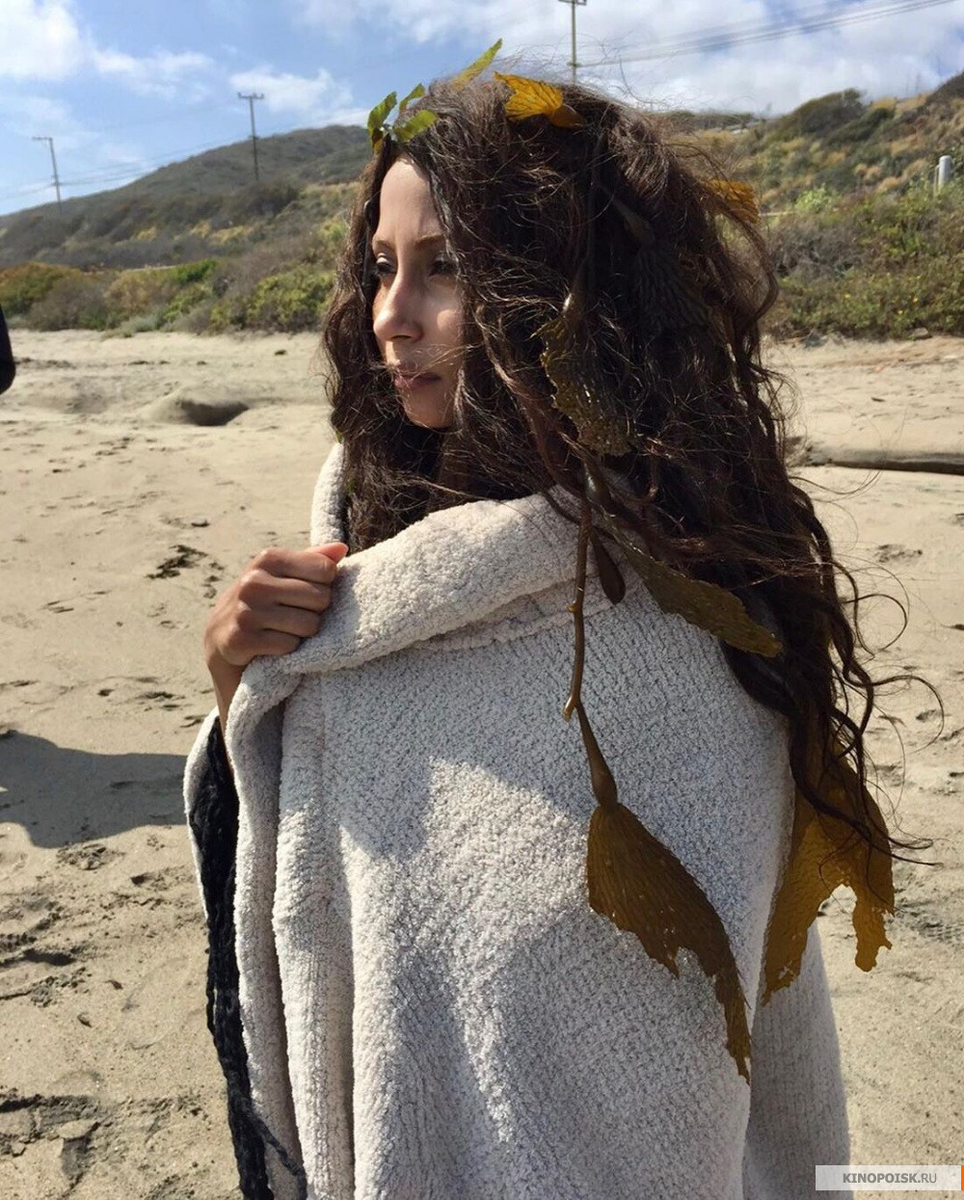 «Русалок замечали в этих водах на протяжении многих сотен лет. Они выглядывают посмотреть: любопытство побеждает разум. Может, они и правда существуют?» — такие разговоры ведут рыбаки на шхуне в Тихом океане и отправляются на охоту. И охота оказывается удачной… В их сети попадает русалка, и они решают отрубить ей хвост, перевезти и запереть в психушке. Хорошее место для пленницы, которая пытается убедить других, что она русалка. Но хорошее ли это место будет для остальных? Способны ли эти стены сдержать гнев морского создания? Начинается иная охота. И от нее сложно скрыться, особенно в воде.