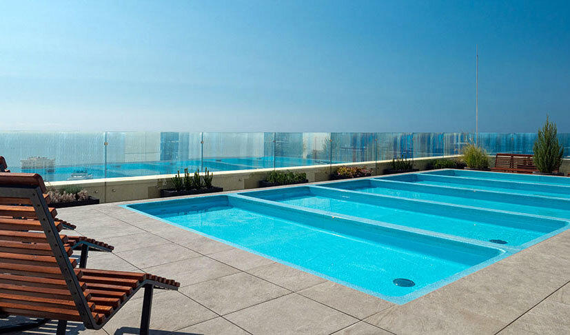 Открытый бассейн на крыше отеля