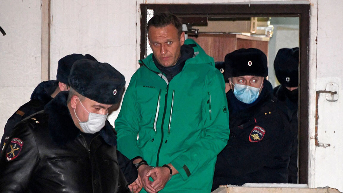 Навальный с сотрудниками полиции