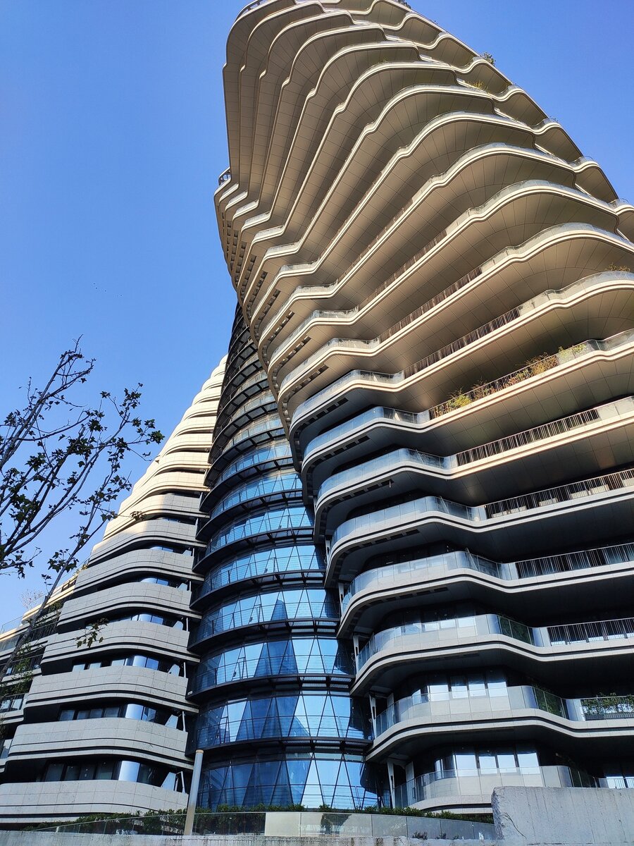 завороты каждого этажа поражают