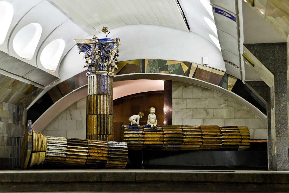 В честь кого названо метро. Станция метро Римская. Метро Римская фонтан. Станция метро Римская фонтан. Станция метро Римская в Москве.