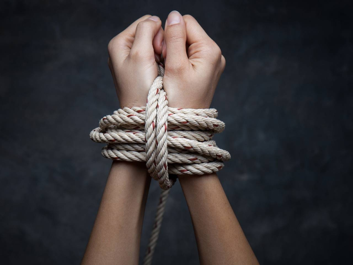 Несчастье связывать. Веревка в руке. Веревка для связывания. Связанные люди верёвкой. Фотосессия с веревками.