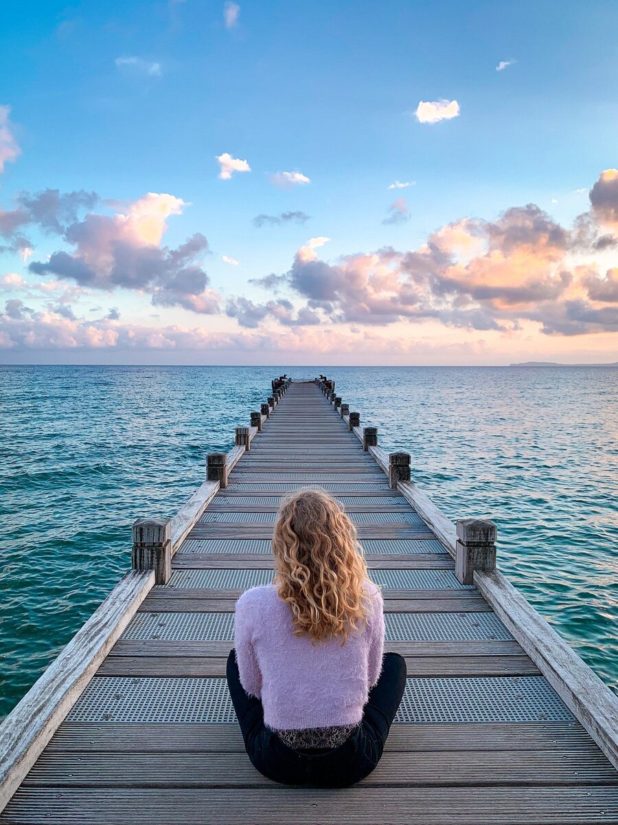 Источник фото https://pixabay.com/photos/woman-sit-boardwalk-jetty-pier-5779323/