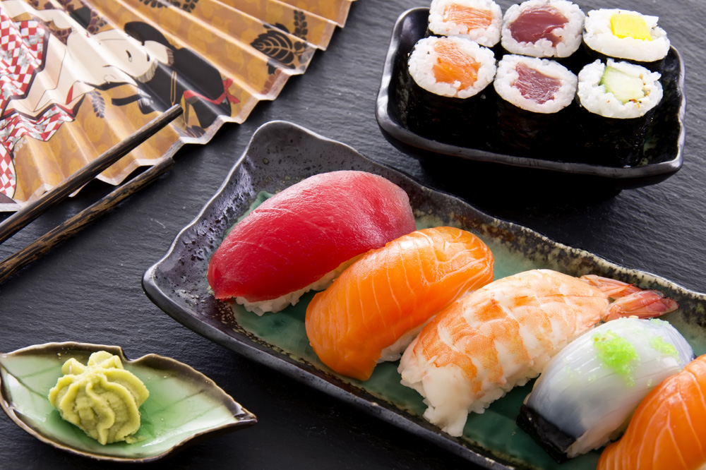 В Японии используют несколько названий блюд из риса и сырой рыбы: сашими, суси и суши. После долгих дискуссий было принято решение называть блюдо из риса и рыбы «суши».