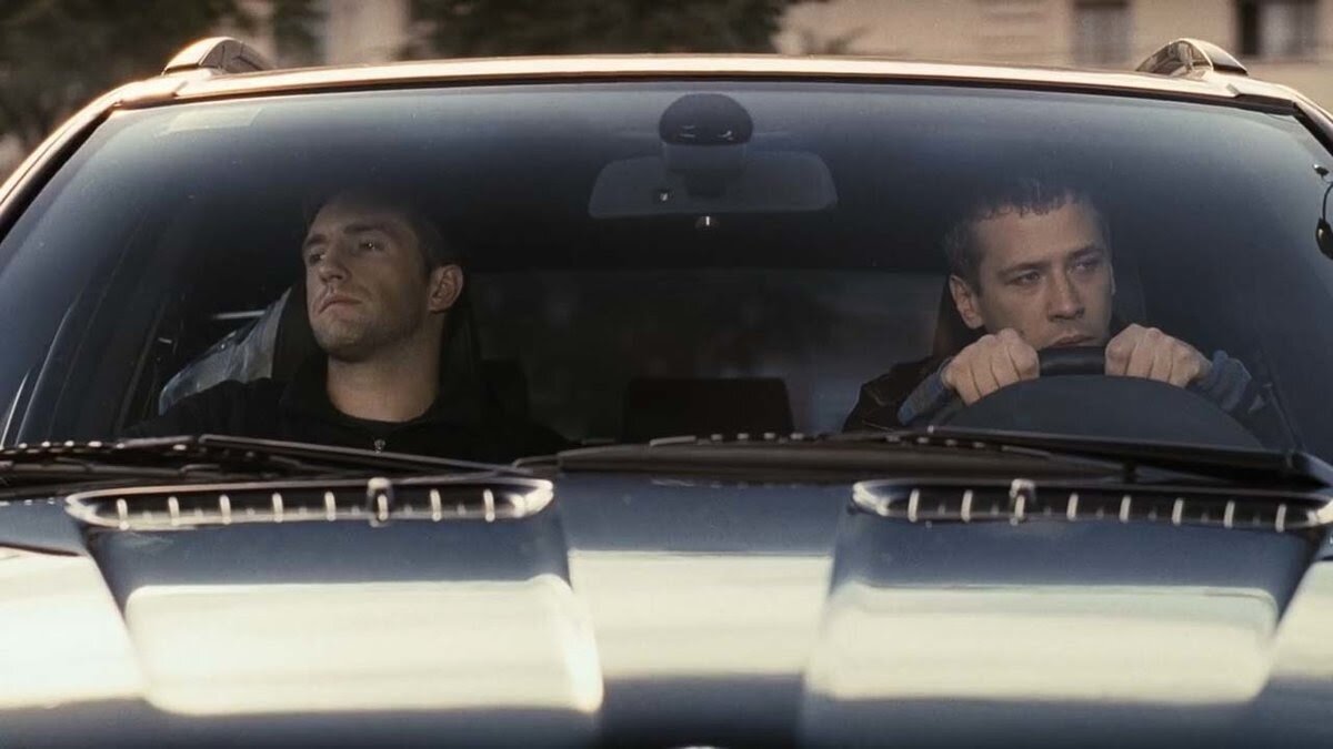 Этот фильм — редкий представитель российских road movie, и машина здесь полноценный герой сюжета