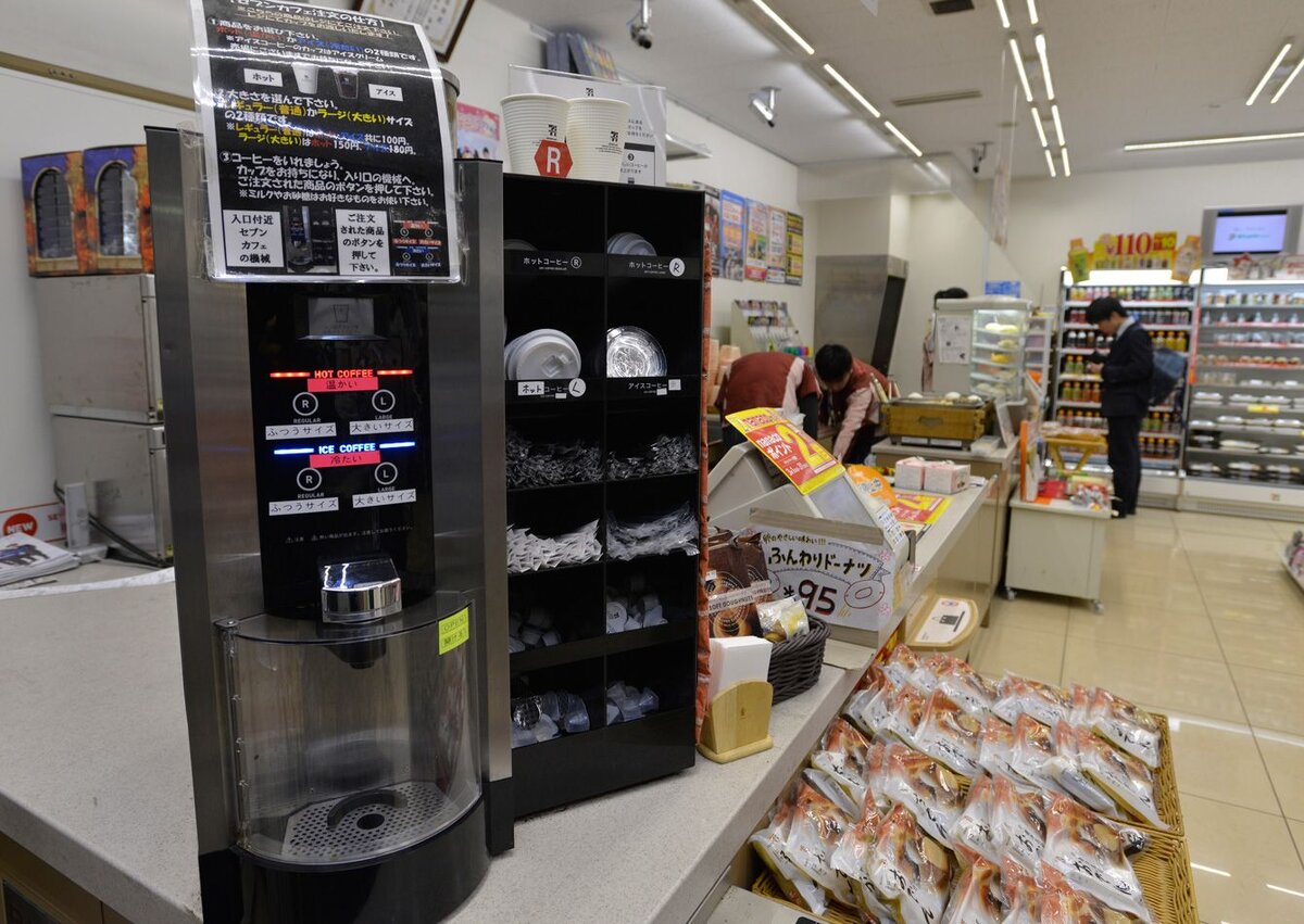 Фото из Яндекс Картинки. Есть горячий и холодный кофе, двух размеров(зависит от купленного стакана). Самообслуживание.