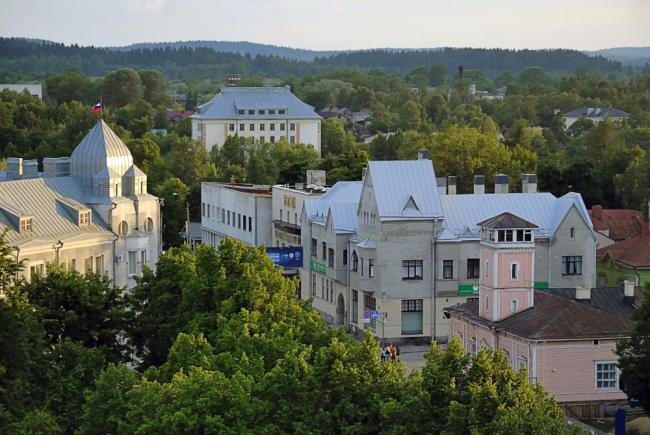 
Недалеко от границы с Финляндией Сортавала была основана шведами в 1632 году и была частью Финляндии до Второй мировой войны. Это самый близкий город к потрясающему Валааму - островному архипелагу, усыпанному историческими монастырями в северной части Ладожского озера. Помимо тривиальной привлекательности этих 50 островов, до которых можно легко добраться на пароме, город является отличным местом культуры Карелии, которая включает вкусную еду (попробуйте пирожные калитки), что всегда является неотъемлемой частью путешествия.