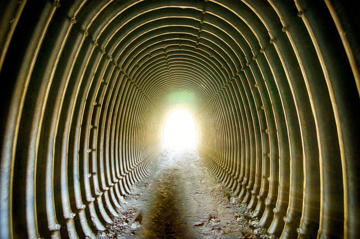 Источник картинки https://www.publicdomainpictures.net/pictures/90000/velka/sunlight-in-tunnel.jpg