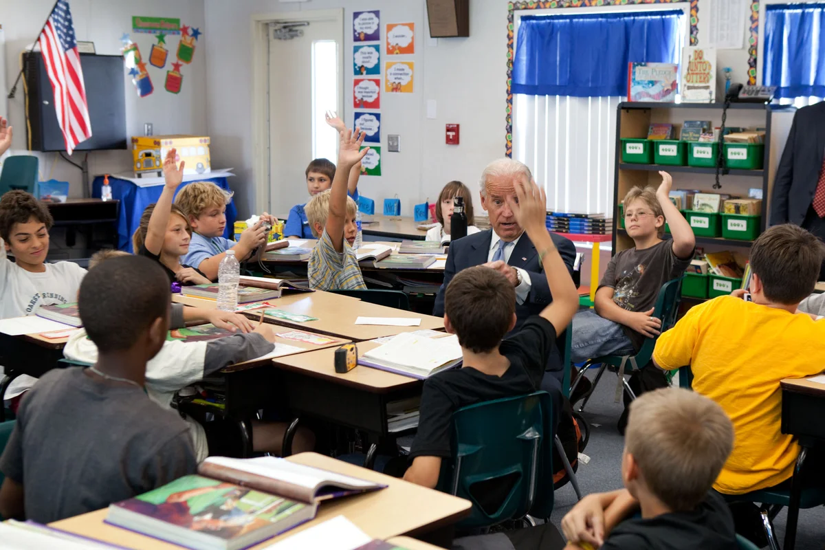 Us school. Старшая средняя школа в США. Образование в США средняя школа. Американская начальная школа. Младшая школа в Америке.