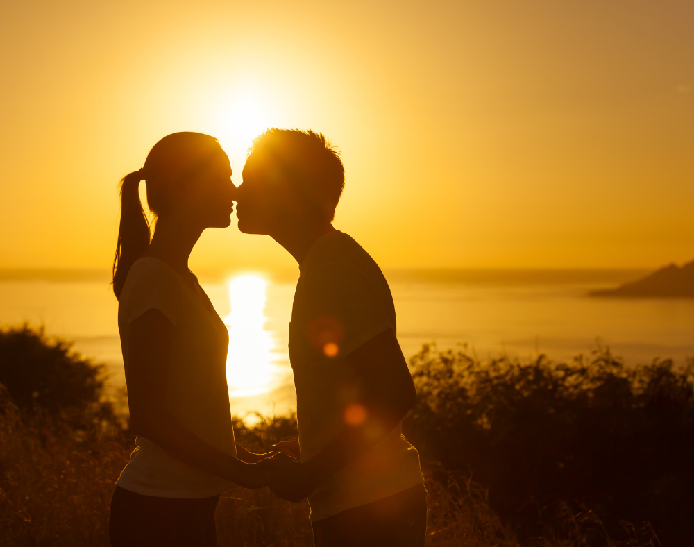 Kiss webcam. Kissing Front of the Sunset. Couple in Love kissing in Sunset. OE Sunset Kiss расцветка. Young woman Jumps on boyfriend and gives him a Kiss at Sunset,.