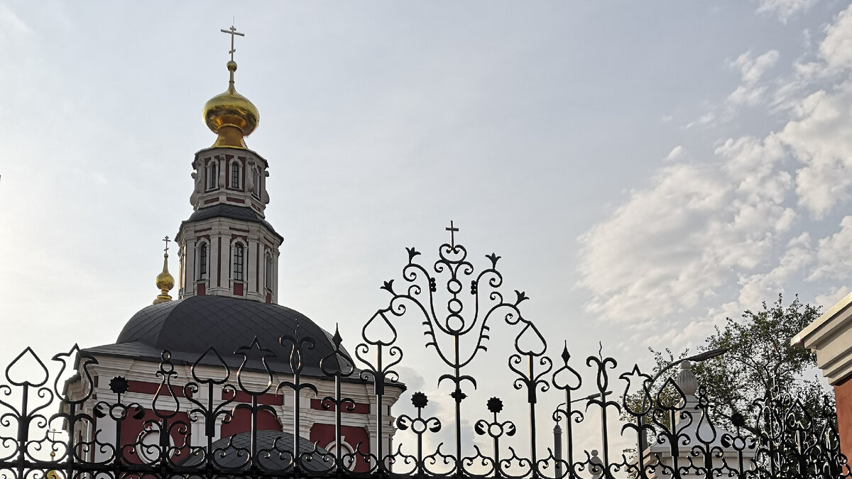 Вид со стороны улицы Станиславского. Листайте еще.