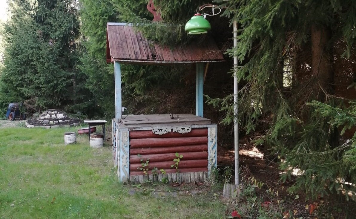 Колодец на приусадебном участке дома в нашей деревне (Владимирская область)