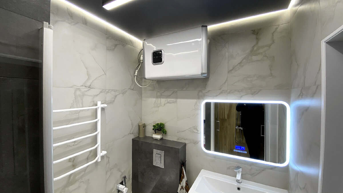 Потолок в комнате натяжной, необычного черного цвета