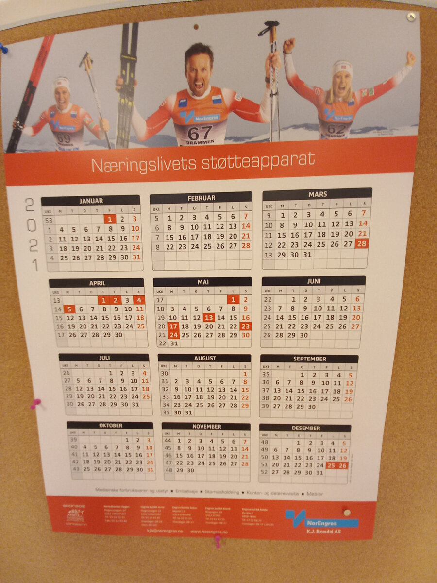 норвежский календарь с отмеченными на нем красными нерабочими днями календаря.