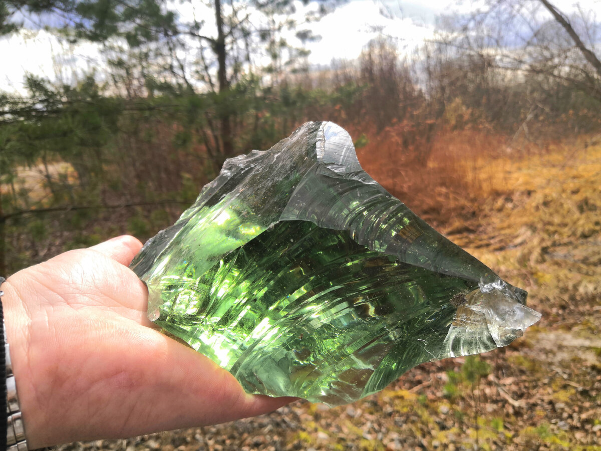 Красивые стеклянные камни- как драгоценности. 
(Здесь и далее- фото автора. Листайте -->)