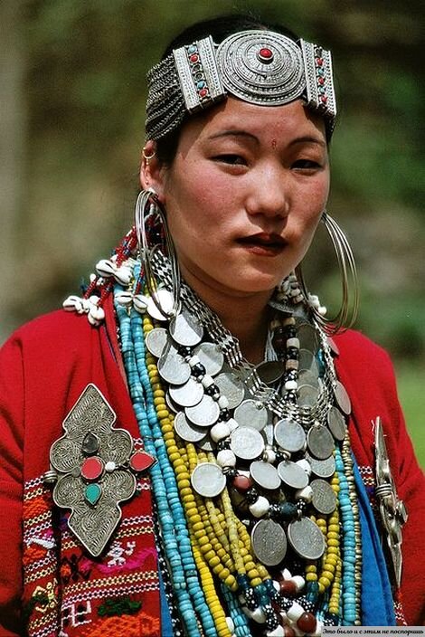 Все богатство у представительниц некоторых племен вывешивалось на тело. Завидуйте! Источник – https://i.pinimg.com/564x/77/c0/b5/77c0b5617c939f6802a6e655c3c43138.jpg. 