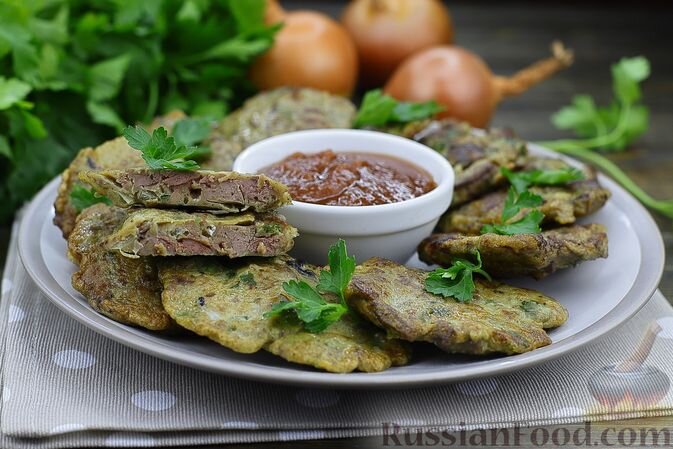 печень куриная, лук репчатый, сметана, яйца, зелень петрушки, мука, чеснок сушёный, хмели-сунели, соль, перец чёрный молотый, масло растительное