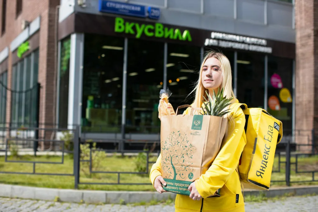 Водитель курьер вкусвилл. ВКУСВИЛЛ курьер. Автокурьер ВКУСВИЛЛ. Форма курьера ВКУСВИЛЛ.