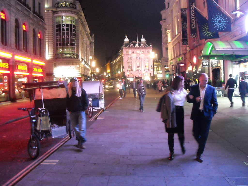 Лондон вечером: в городе почти одни приезжие из стран третьего мира! Не то, что Москва!