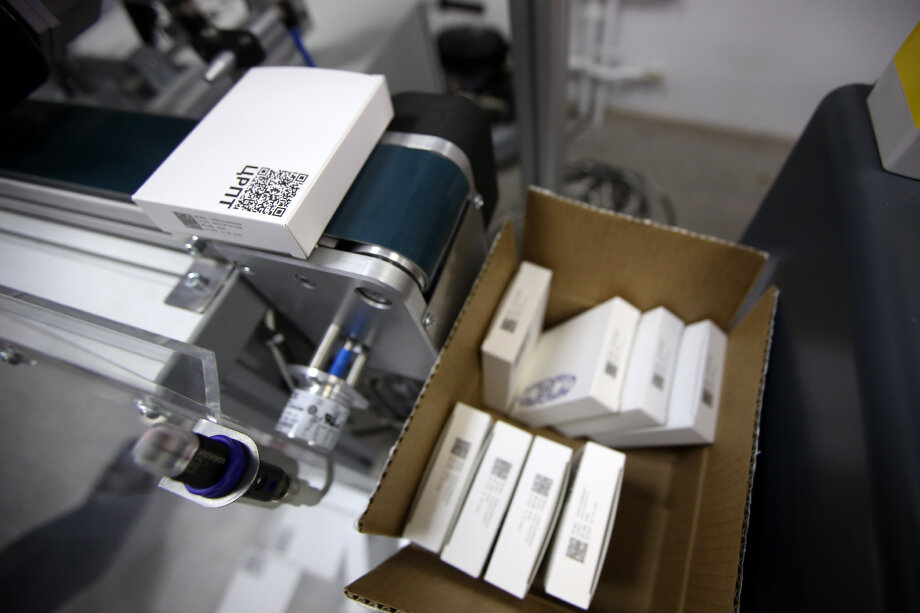 В данный момент обязательной маркировке подлежат табачная продукция, меховые изделия, лекарства, одежда, обувь, постельное бельё, фотокамеры, шины, молочная продукция, минеральная и питьевая вода, парфюмерная продукция. Фото: Максим Стулов/Ведомости/ТАСС