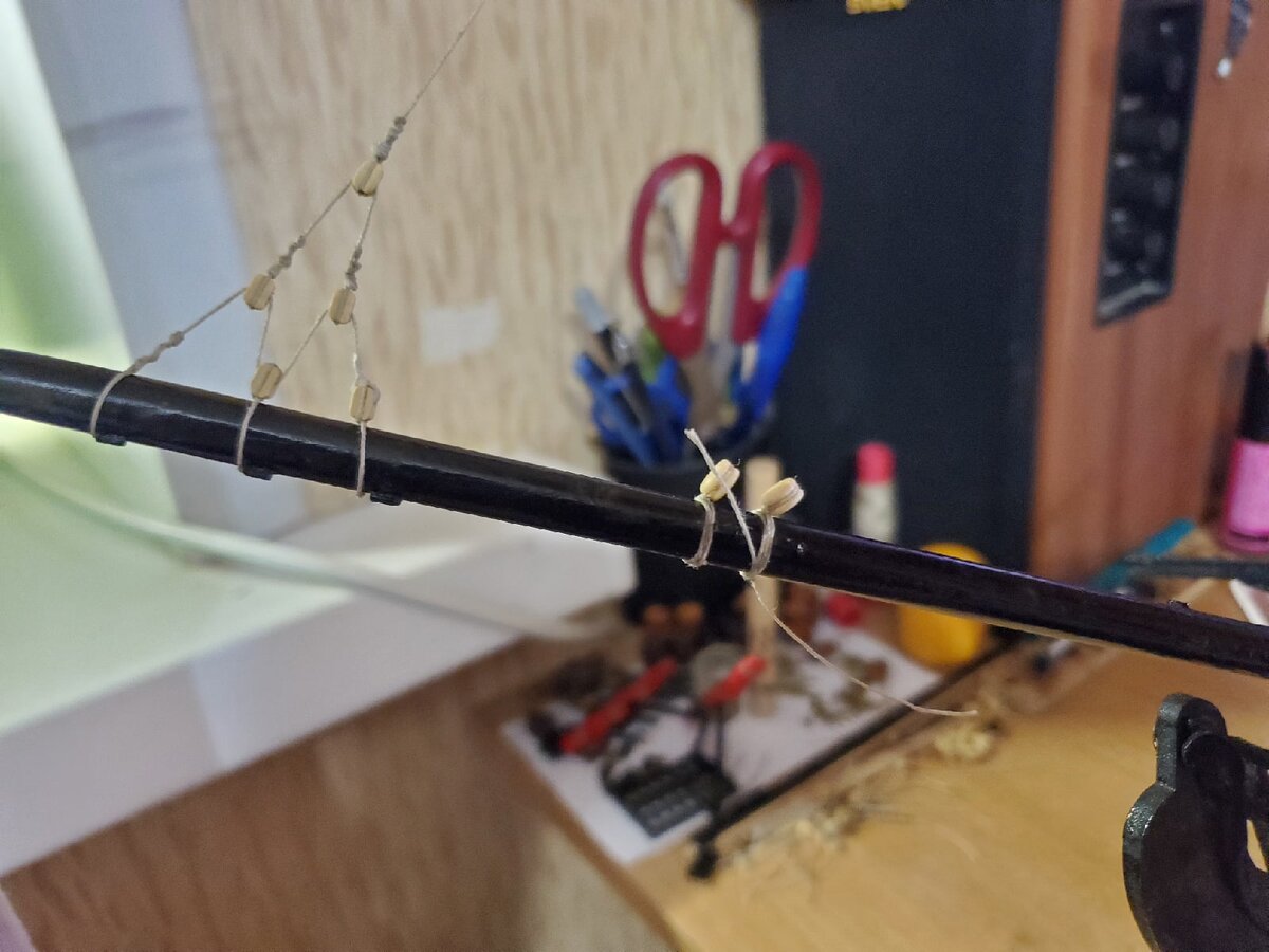 Блоки приклеиваю с помощью столярного клея