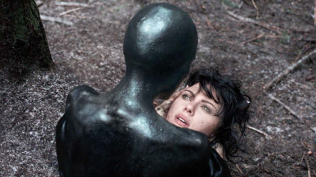 Кадр из фильма Under the Skin. Режиссер: Джонатан Глейзер. Оператор: Дэн Лэндин. Производство: BFI, Creative Scotland, Film4, FilmNation Entertainment, JW Films, Nick Wechsler Productions, Scottish Screen, Sigma Films, Silver Reel, UK Film Council. Показ в России: Top Film Distribution