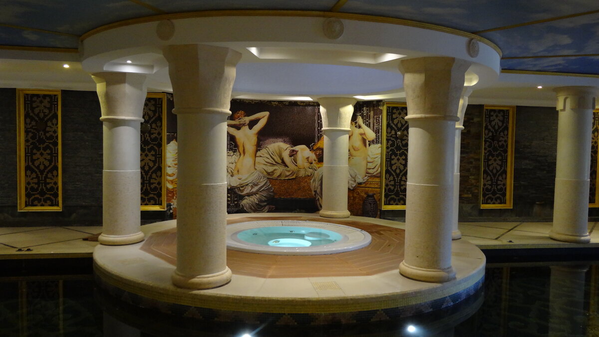 Бассейн в спа-центре отеля-замка Нессельбек