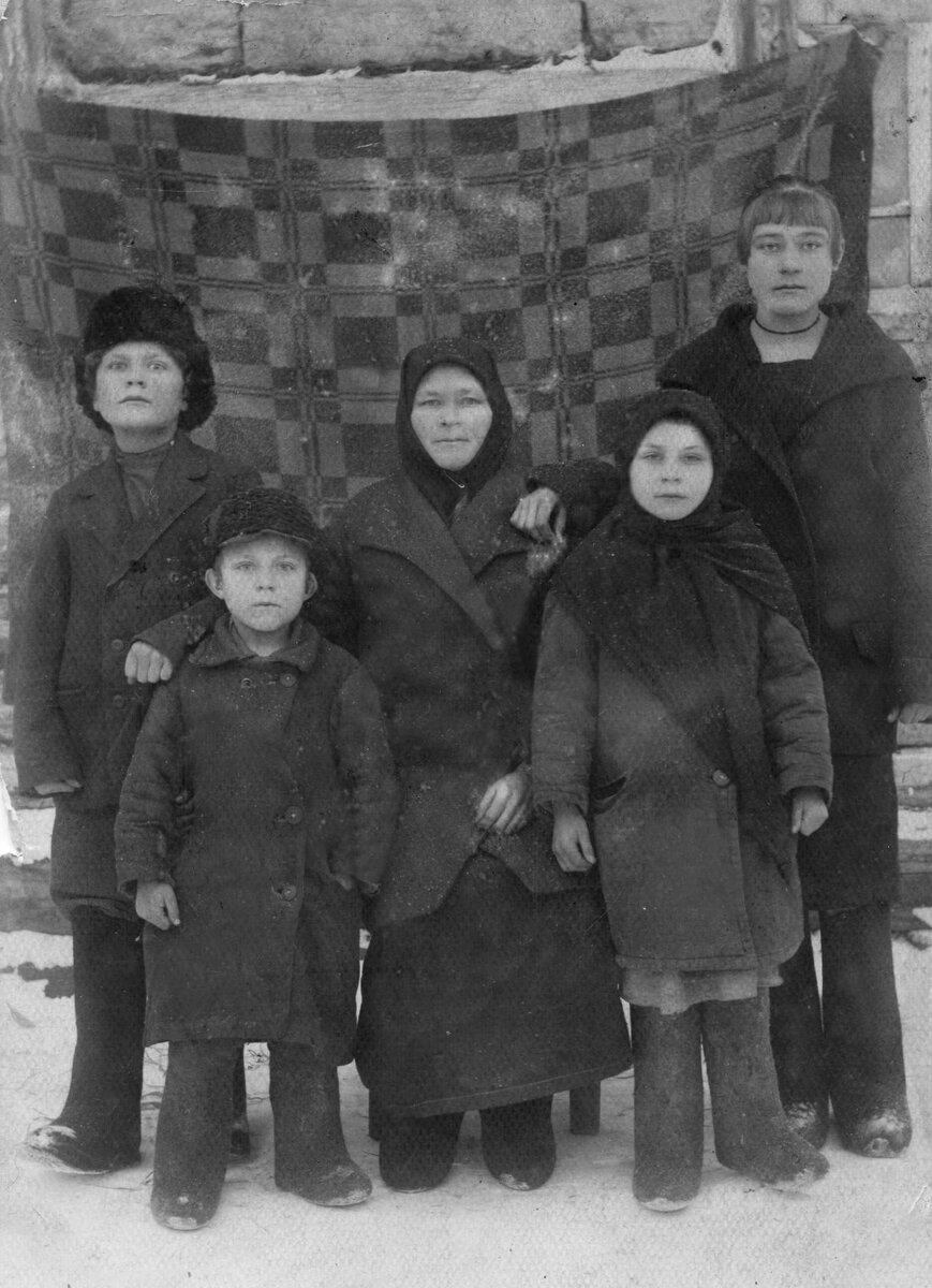 Прабабушка Анастасия с детьми. Фото сделано незадолго до ссылки в Белорецк. Спереди справа стоит моя бабушка Маруся. Фото: из личного архива Николая Петухова