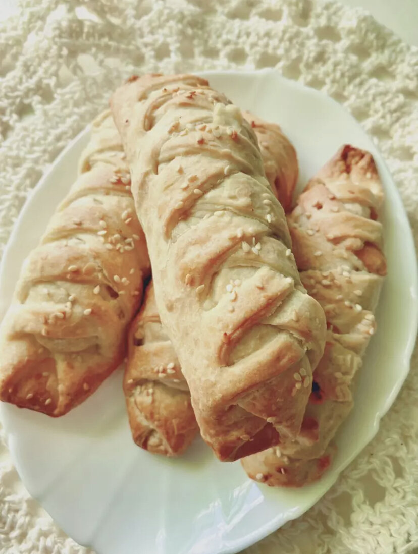 Очень простой, вкусный и интересный рецепт сосисок в тесте косичкой!!! Получится даже у ребёнка 👌.