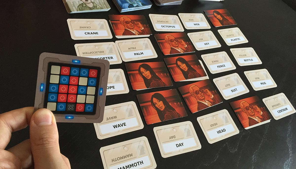 Игры типа код. Codenames игра. Коднеймс настолка. Кодовые имена. Настольная карточная игра.