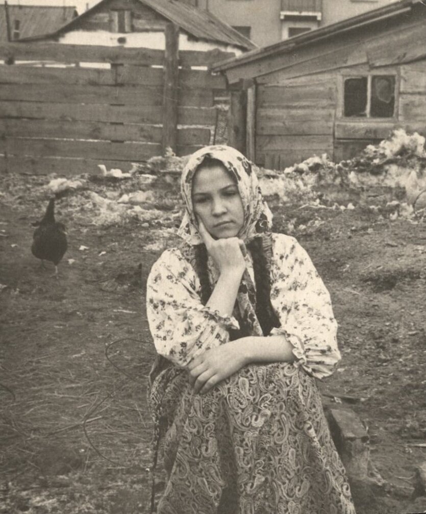 Тамара Подвигина в русском костюме во дворе дома, 1957 год