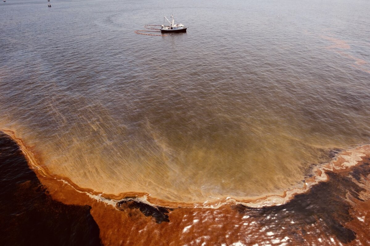 Море с нефтью