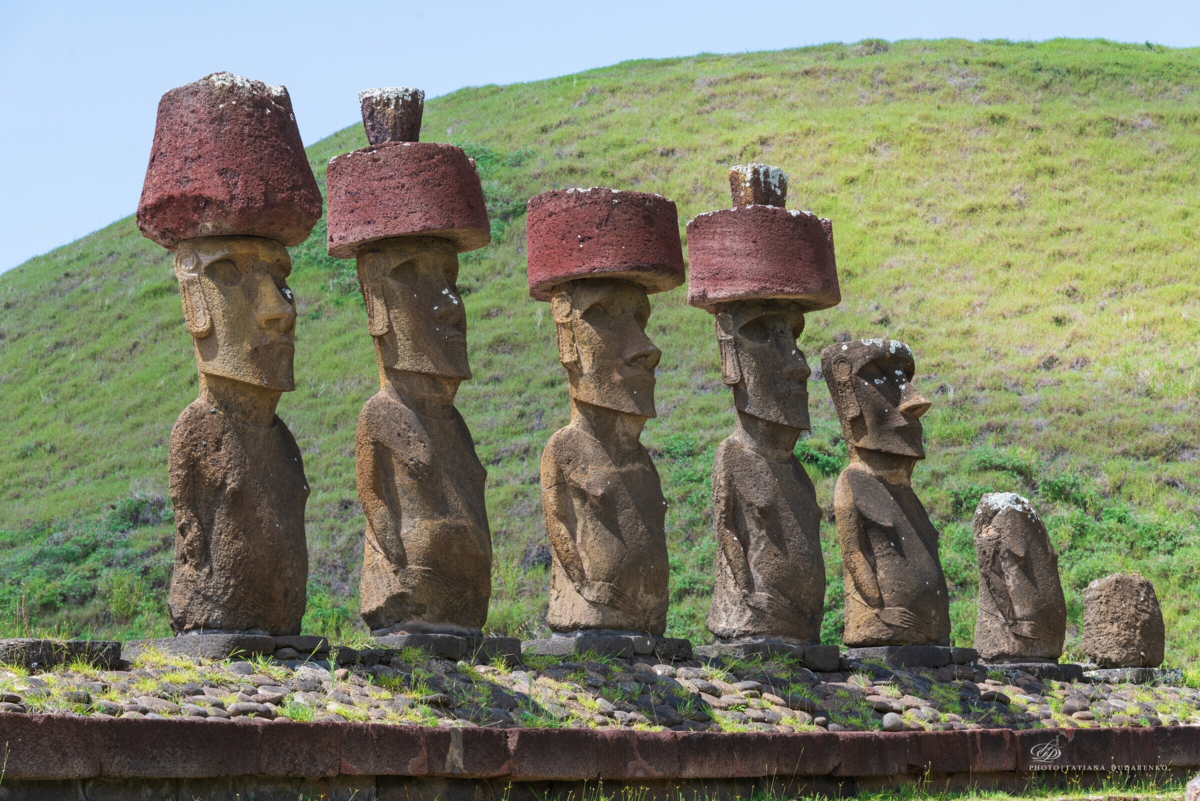 Каменные статуи Моаи остров Пасхи Чили. Остров Пасхи статуи Моаи. Памятники Моаи на острове Пасхи. Чили остров Пасхи, Чили Моаи.