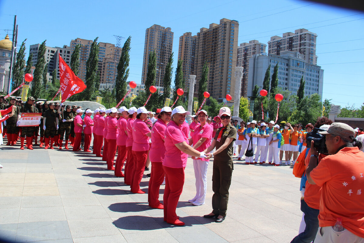 16 сентября принимал парад в харбине. Танцы на площади в Китае. Китайские конкурсы.