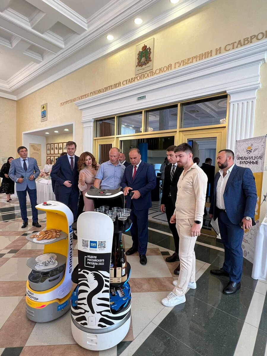 Роботы Pudu BellaBot и KettyBot встречают первого заместителя председателя Правительства ставропольского края Владимира Ситникова 
