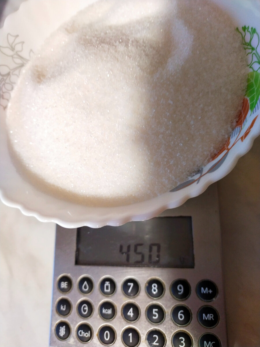 На 1,5 литра молока 450 гр сахара.