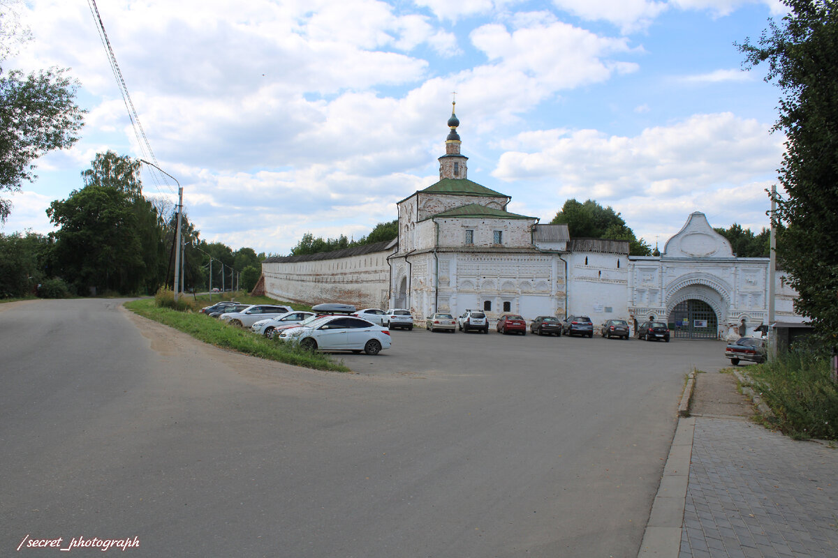 Проездные ворота справа и Никольская церковь слева