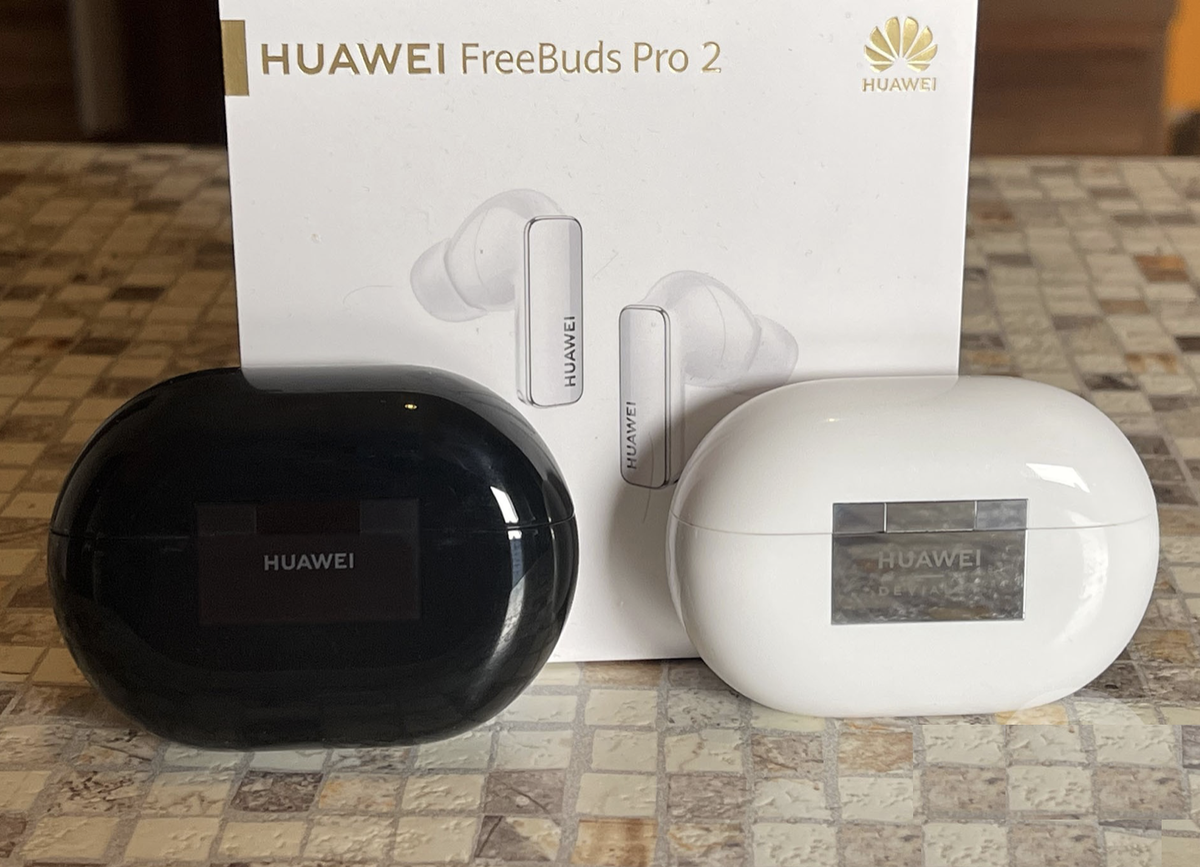 FreeBuds Pro слева, FreeBuds Pro 2 справа