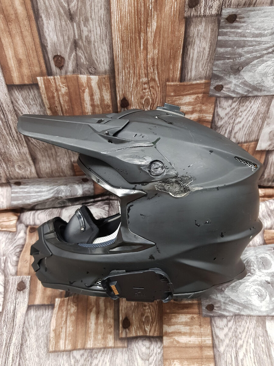 Карбоновую оболочку шлема протёрло гусеницей.