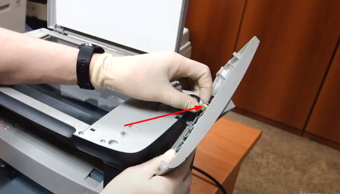 Фото 11. Аккуратно отключаем от платы шлейф