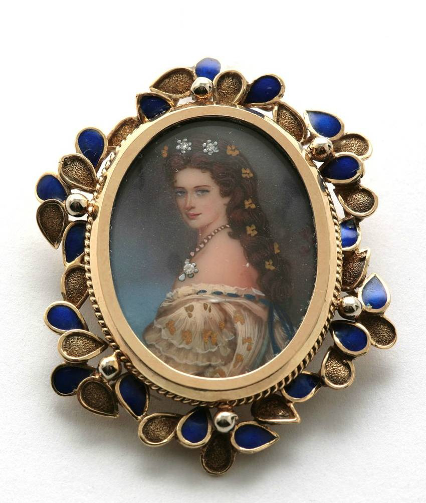 Брошь-трансформер из золота с живописной вставкой, украшенная горячей эмалью. Живописная вставка с изображением императрицы Сиси (Елизаветы Австрийской), точнее копии ее свадебного портрета со знаменитыми "звездами в волосах" работы Франца Винтерхальтера, 1865 года, инкрустированна ограненными вставками