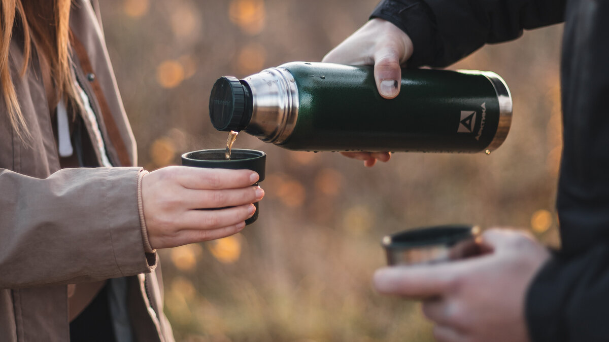 В термосе «Арктика» в комплекте даже две кружки – как раз на случай спонтанного чаепития на двоих.