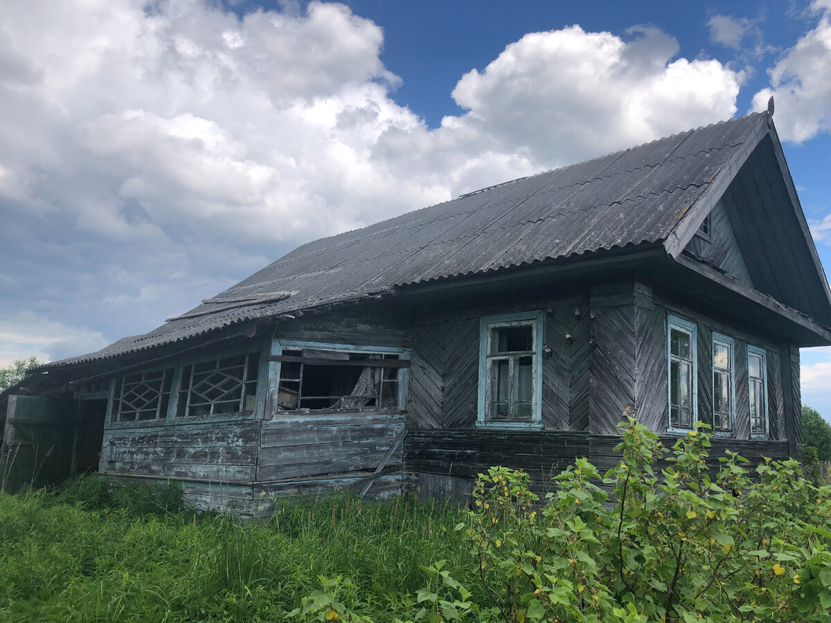 Захожу в заброшенный дом: все на своих местах, а на столе стопка фотографий  | Тверская - вот она какая | Дзен